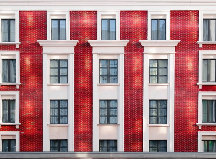 Czy wybrać okna aluminiowe czy PCV? Porównanie materiałów